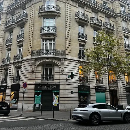 Sous Les Toits De Trocadero Париж